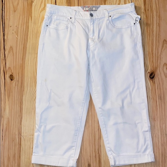 white levi capris